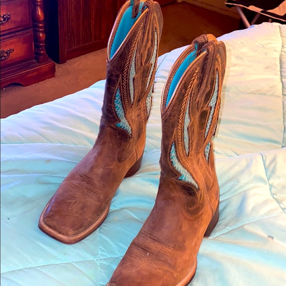 Brand NEW ARIAT BOOTS!! I only wore 3 times!!